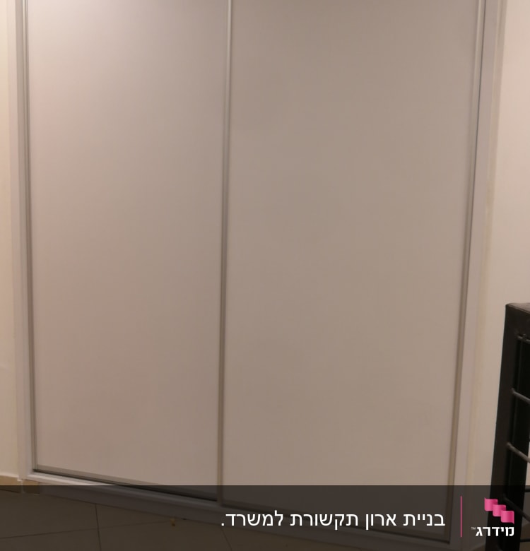 דלתות הזזה לבנות עם מסגרת מתכת
